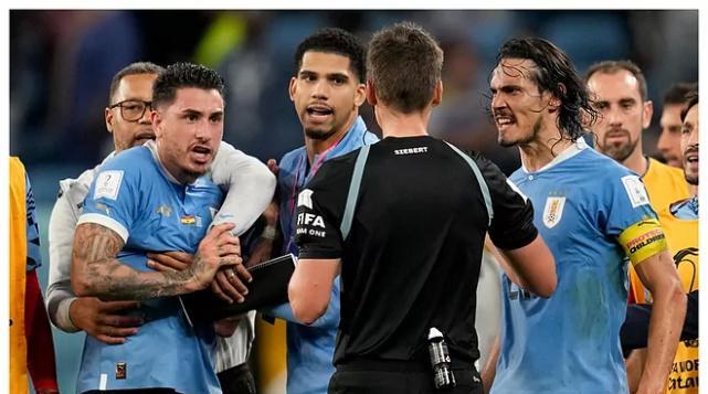 FIFA官宣，乌拉圭收重磅罚单，4人被禁赛10场，罚款12万