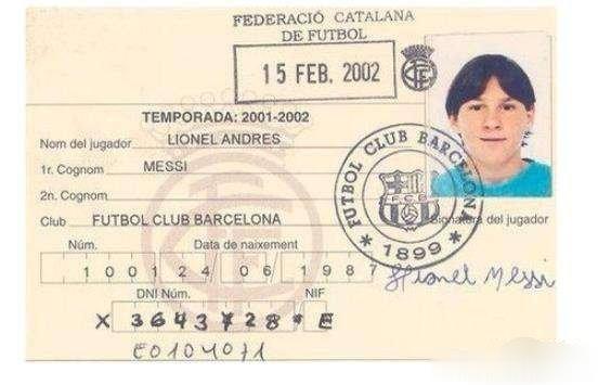 2000年12月14日，巴萨用一张纸巾签下了当时只有13岁的梅西。 ​​​(1)