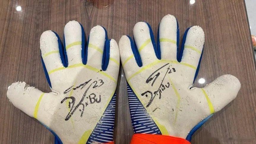 阿根廷儿科基金会宣布，埃米利亚诺-马丁内斯的世界杯决赛手套拍卖出了4.5万美元的(1)
