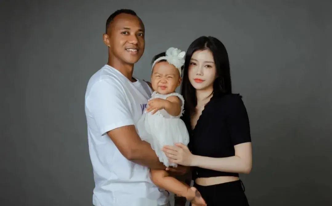 上海申花中国球员艾迪的女儿真白，一点也看不出来有黑人血统，不得不佩服，孩子妈妈的