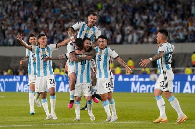 合适吗？阿根廷球员复刻马丁内斯世界杯大尺度庆祝动作，球迷热议(2)