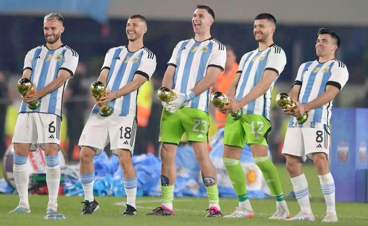 德国《图片报》痛批，大马丁和阿根廷球员的裆部庆祝动作是亵渎奖杯的行为 

“阿根(1)