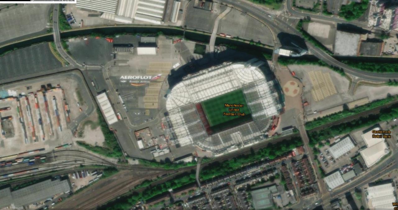 很多人说曼联的老特拉福德球场为什么不选择原址扩建？看了这张图你就明白了

一条河