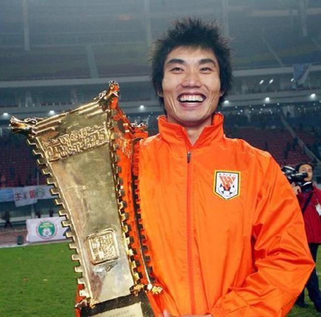 最年轻中国足球先生郑智，和朱广沪形如父子，众名帅称其中国最强(4)