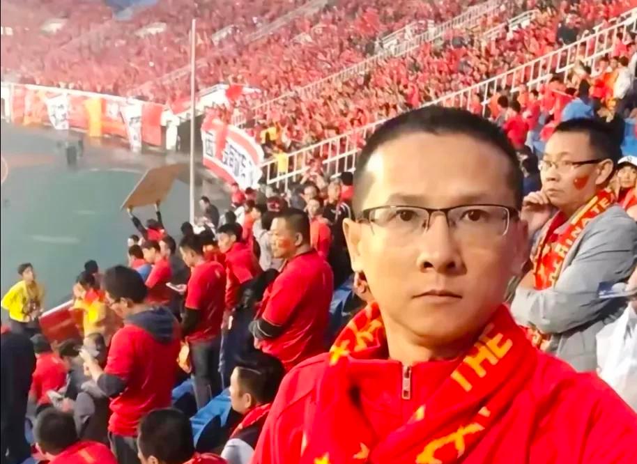 中国男足，退钱哥已经到卡塔尔世界杯现场了，遗憾这里没有中国红