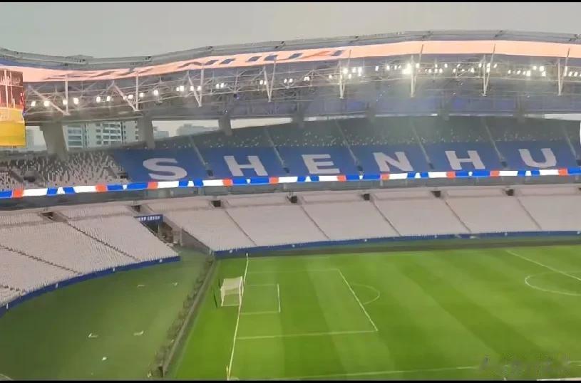 上海申花的主场，上海体育场被改为专业足球场馆了，真帅气，也可以购票，200元起，