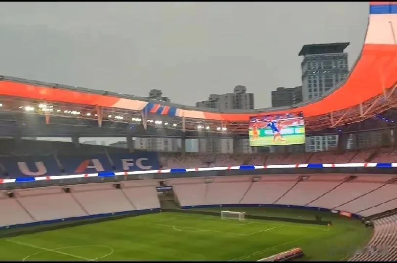 上海申花的主场，上海体育场被改为专业足球场馆了，真帅气，也可以购票，200元起，(2)