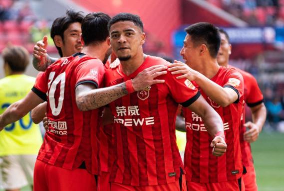 精彩比赛！上海海港队胜利带来球迷无限欢乐！(2)