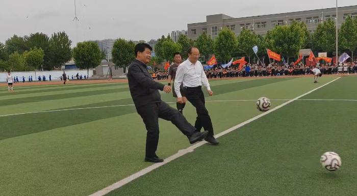 让更多的孩子爱上足球，2023年济南市中小学生校园足球联赛启动(2)