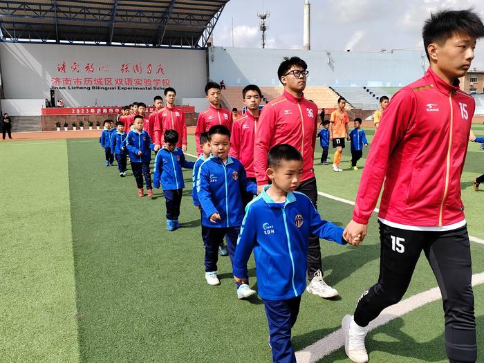 让更多的孩子爱上足球，2023年济南市中小学生校园足球联赛启动(3)