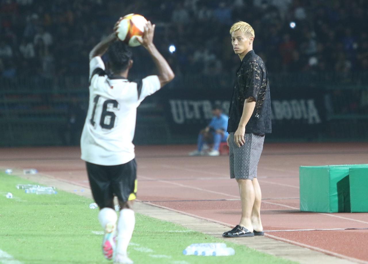 还记得日本球星本田圭佑么？他在去年担任柬埔寨国家队的主教练

这一张相片是他担任(1)