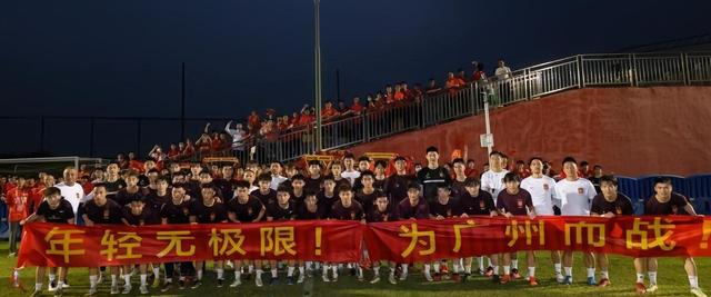 广州队迎来中甲首场比赛，8088名观众在越秀山体育场助威！(5)