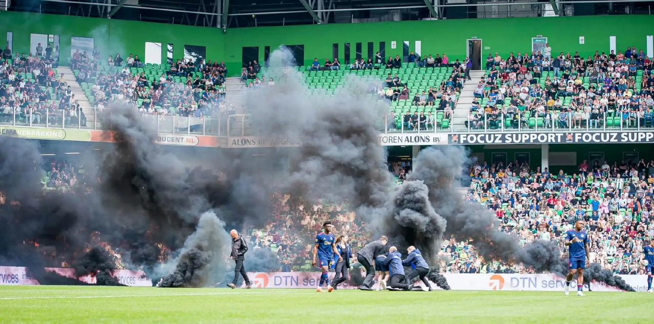 荷甲联赛，格罗宁根主场对阵阿贾克斯，有多名主队球迷，向场内和观众席投掷多枚烟雾弹