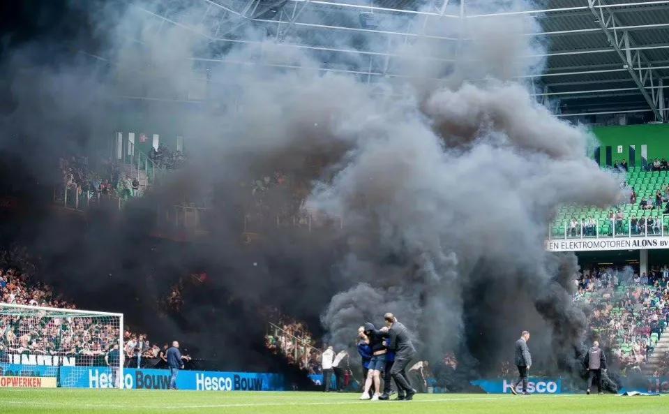 荷甲联赛，格罗宁根主场对阵阿贾克斯，有多名主队球迷，向场内和观众席投掷多枚烟雾弹(3)