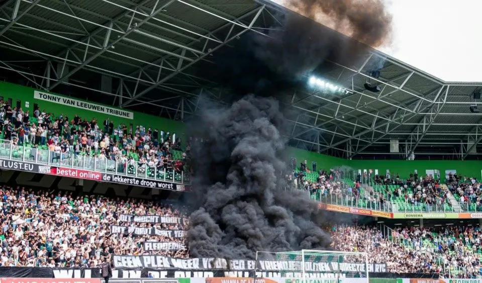 荷甲联赛，格罗宁根主场对阵阿贾克斯，有多名主队球迷，向场内和观众席投掷多枚烟雾弹(4)