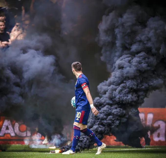 荷甲联赛，格罗宁根主场对阵阿贾克斯，有多名主队球迷，向场内和观众席投掷多枚烟雾弹(5)