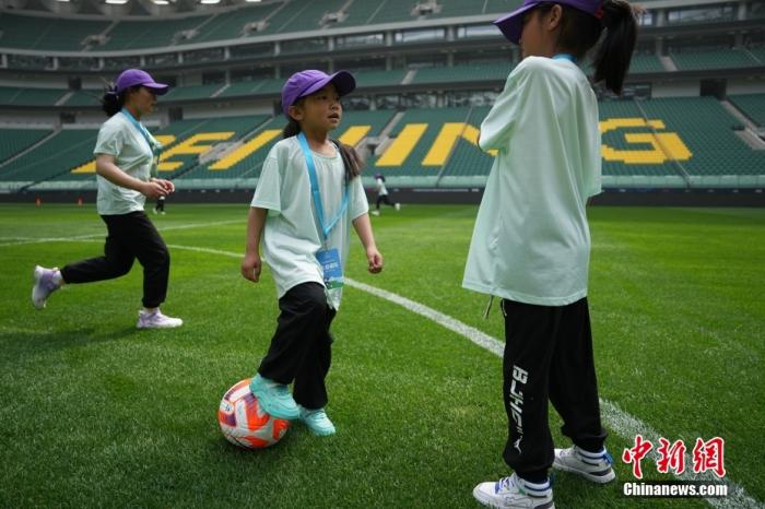 特别的“六一”：新工体首迎藏族儿童足球队(6)