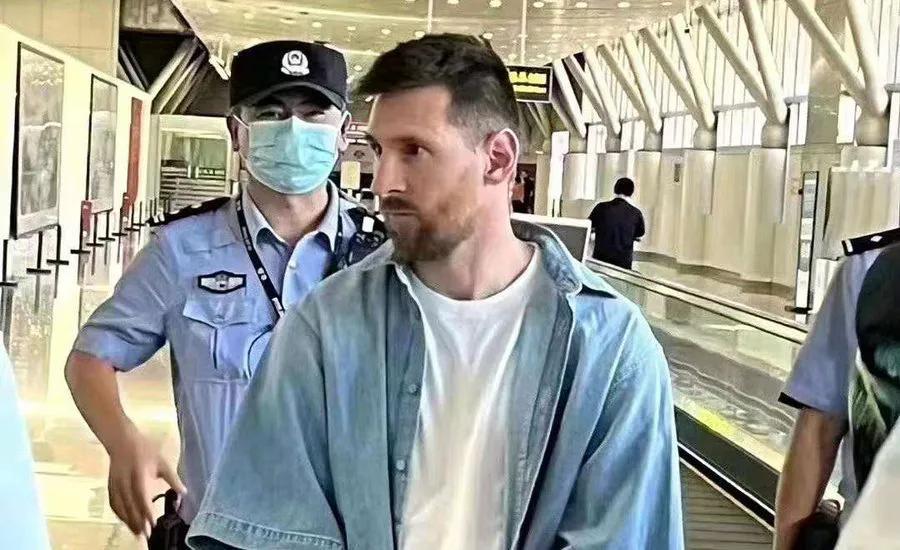 亚洲金融：足球巨星梅西被堵在北京机场，因为没办合适的签证。六小时过去，梅西还在公