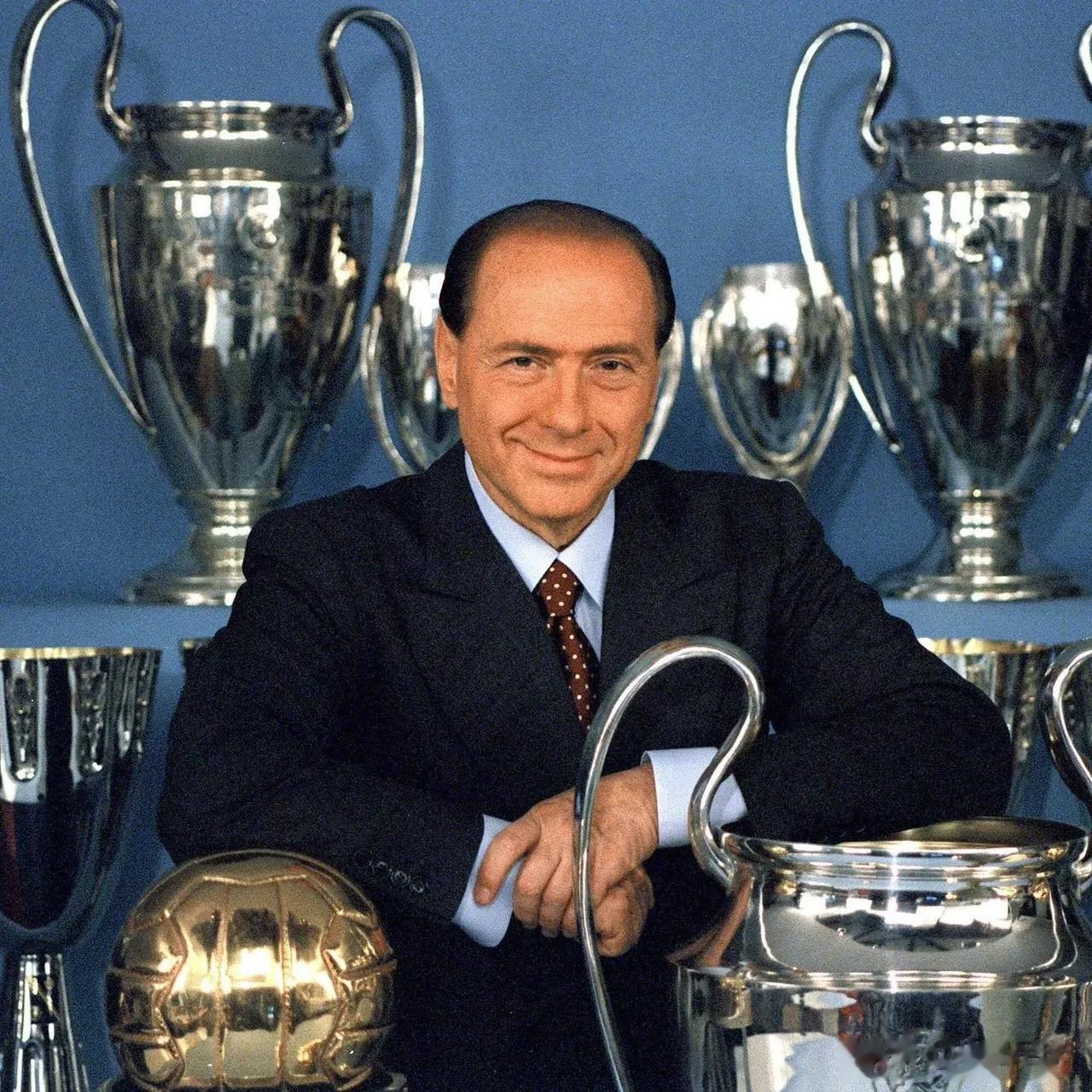 AC米兰前老板贝卢斯科尼一手打造了球队的辉煌史，那些年米兰阵容巨星云集，更是拿到