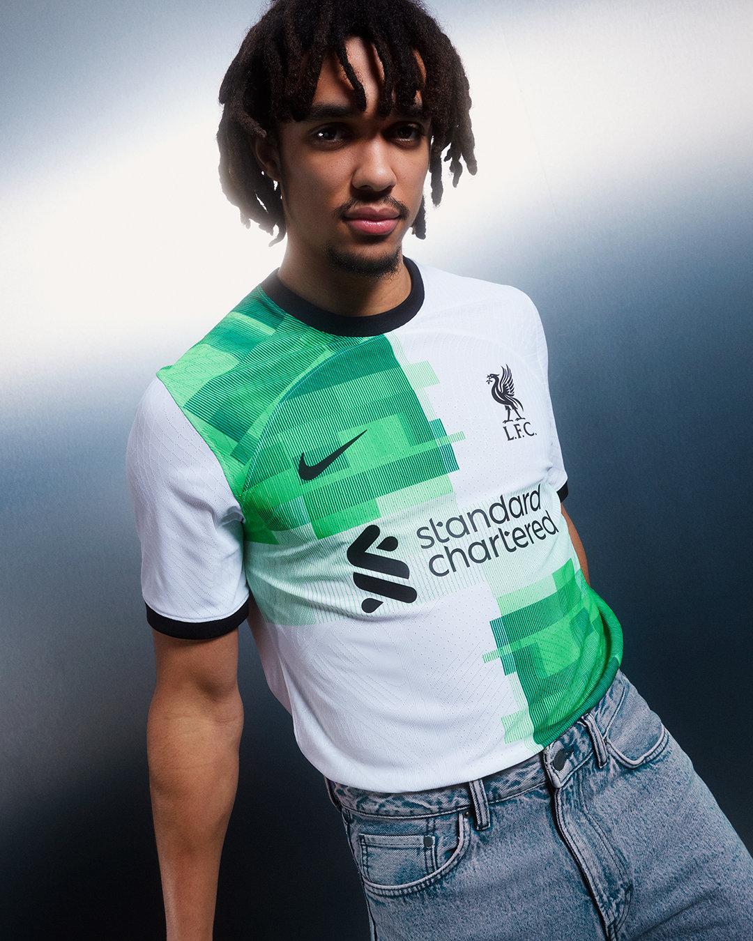 利物浦发布23/24赛季客场球衣，黑色圆领+白绿拼接设计，大家来点评一下~[喵喵(3)