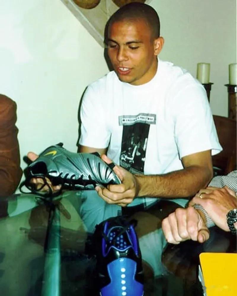 足坛最经典的球鞋，非罗纳尔多在98年世界杯上穿的球鞋--银蓝水星莫属。这款球鞋开(5)