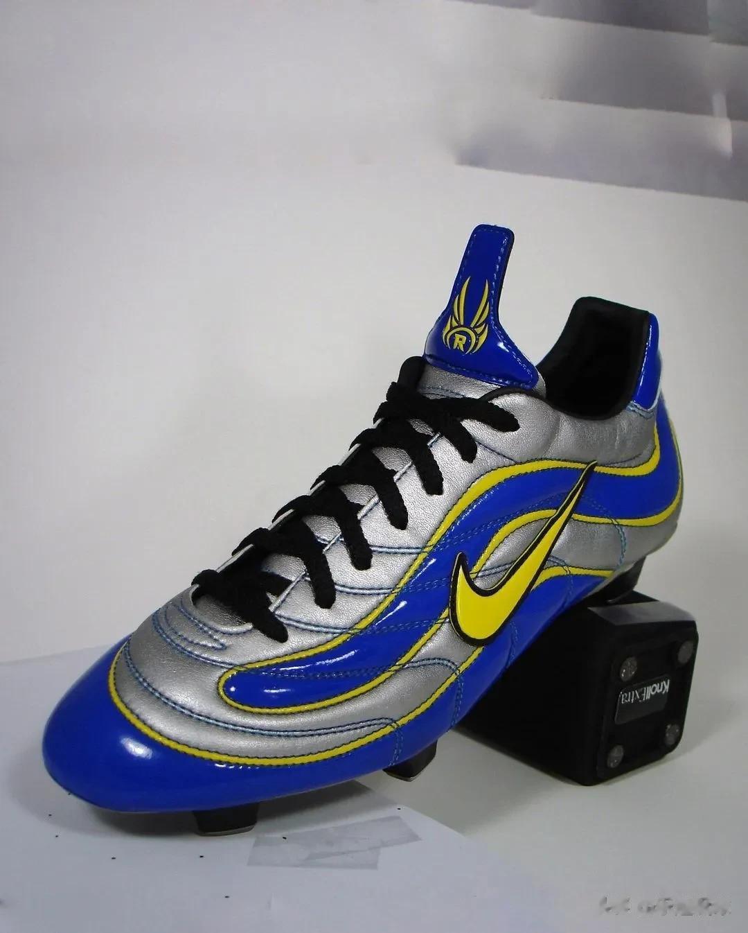 足坛最经典的球鞋，非罗纳尔多在98年世界杯上穿的球鞋--银蓝水星莫属。这款球鞋开(9)