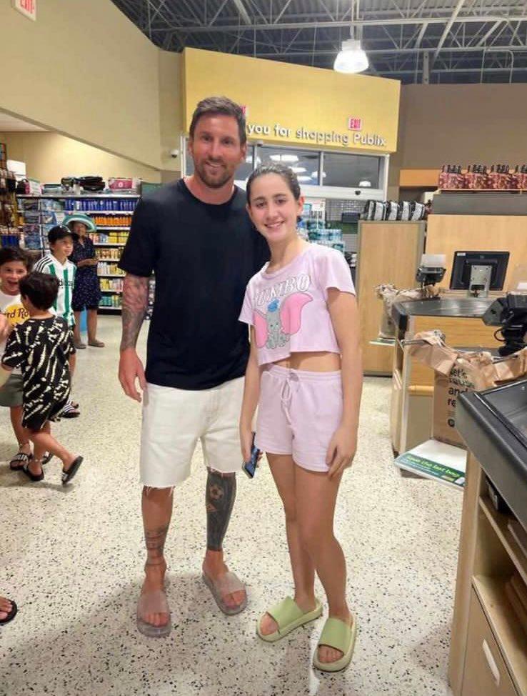 买点啥？梅西被拍到在迈阿密超市购物，并与球迷合影~[可爱]#梅西被拍到在迈阿密购(3)