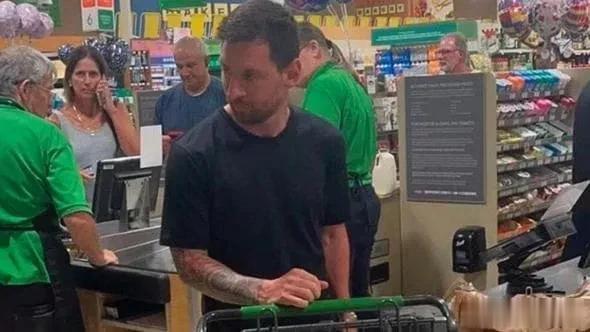 世界球王梅西在美国超市购物，欧洲媒体惊讶：美国人竟无人认识他