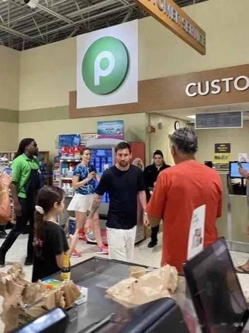 世界球王梅西在美国超市购物，欧洲媒体惊讶：美国人竟无人认识他(2)