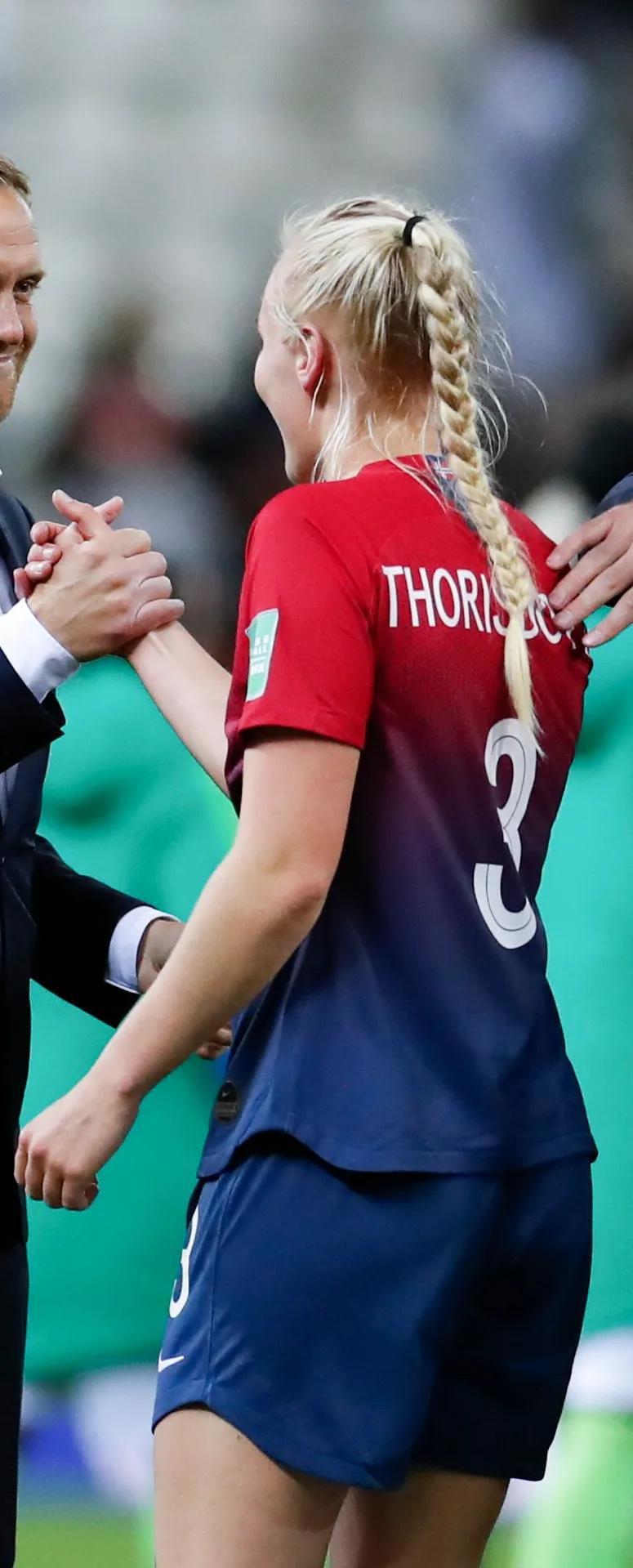 女足世界杯32强巡礼之三挪威队
是世界女足的传统强队。在1991年的首届女足世界(4)