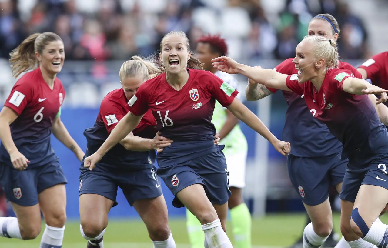 女足世界杯32强巡礼之三挪威队
是世界女足的传统强队。在1991年的首届女足世界(6)