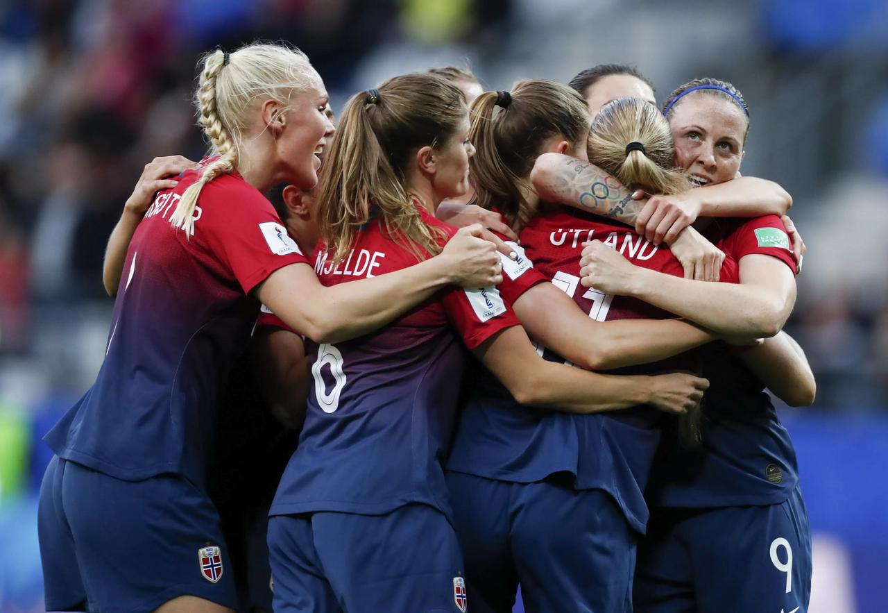 女足世界杯32强巡礼之三挪威队
是世界女足的传统强队。在1991年的首届女足世界(7)