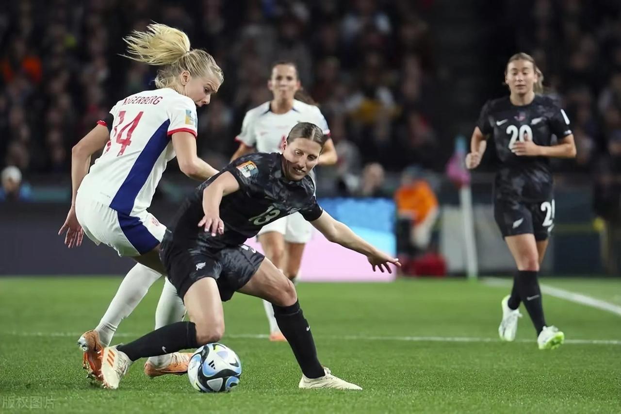 新西兰女足在世界杯初战中表现出色！虽然丢了一球，但她们以1-0的比分赢得了历史性(1)