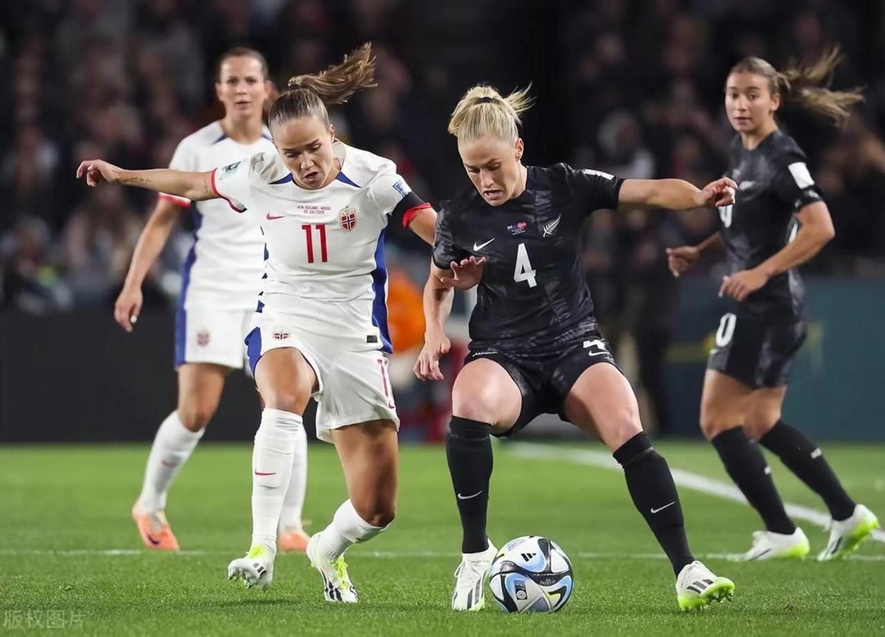 新西兰女足在世界杯初战中表现出色！虽然丢了一球，但她们以1-0的比分赢得了历史性(2)