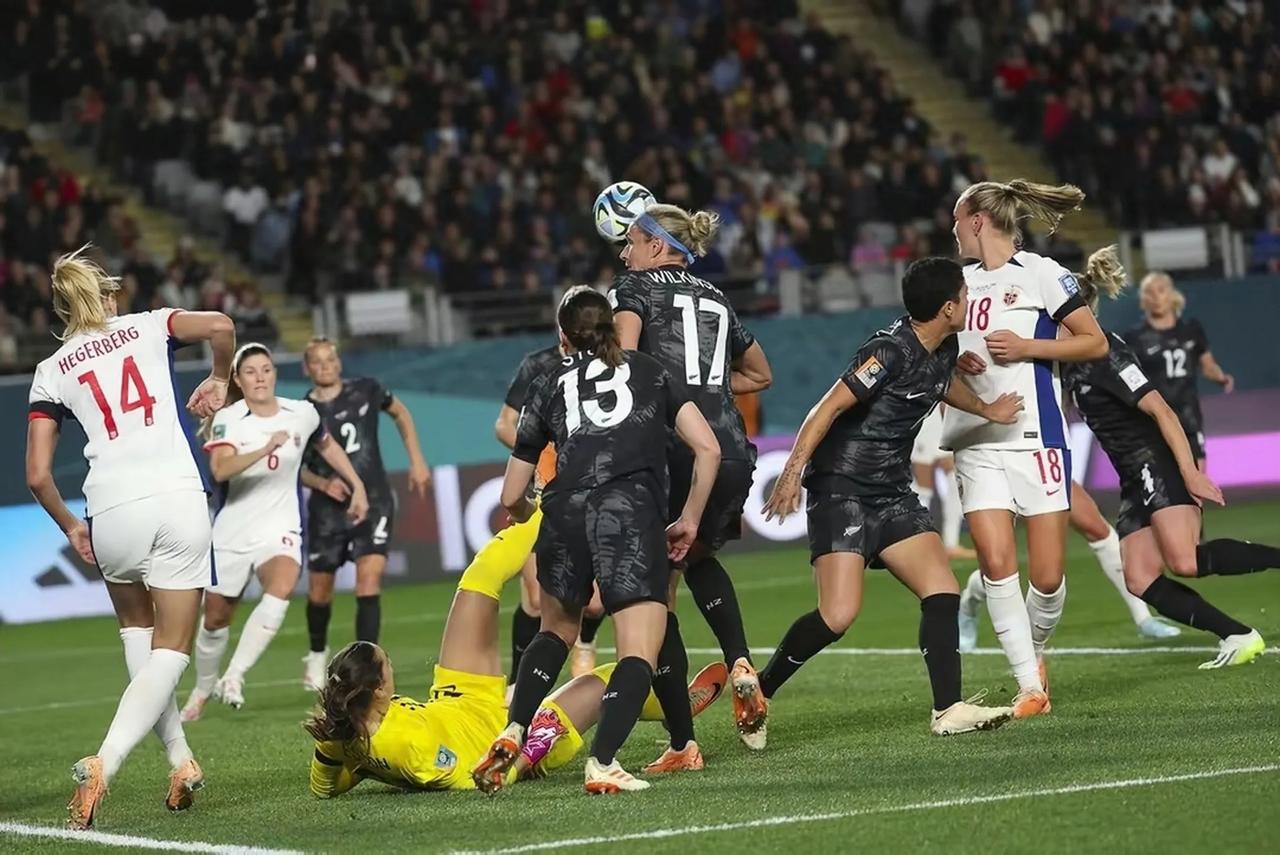 新西兰女足在世界杯初战中表现出色！虽然丢了一球，但她们以1-0的比分赢得了历史性(3)