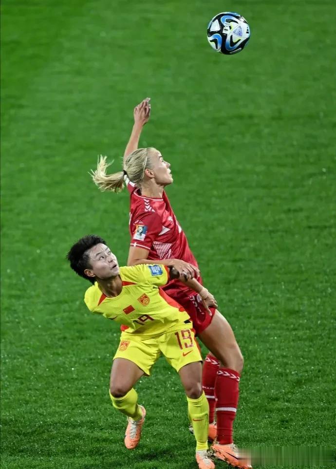 中国女足的丢球守门员固然责无旁贷，但第78分钟换上来的9号沈梦雨对丢球也负有一定