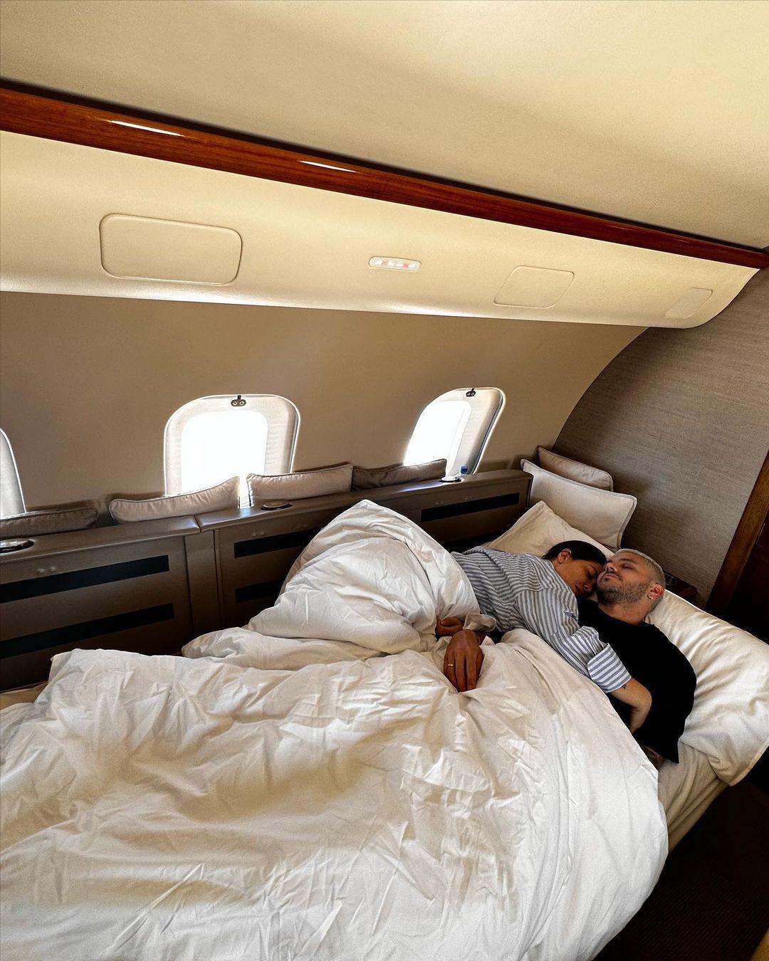 旺达陪伴伊卡尔迪返回土耳其并发布床照：我更喜欢在飞机上睡觉(1)