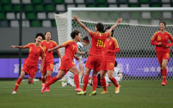 中国女足在一场重要比赛中首战憾负，让球迷们备受失望(2)