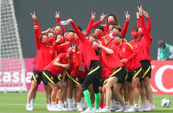 中国女足在亚洲运动会上表现出色，毫无悬念地成功晋级八强(2)