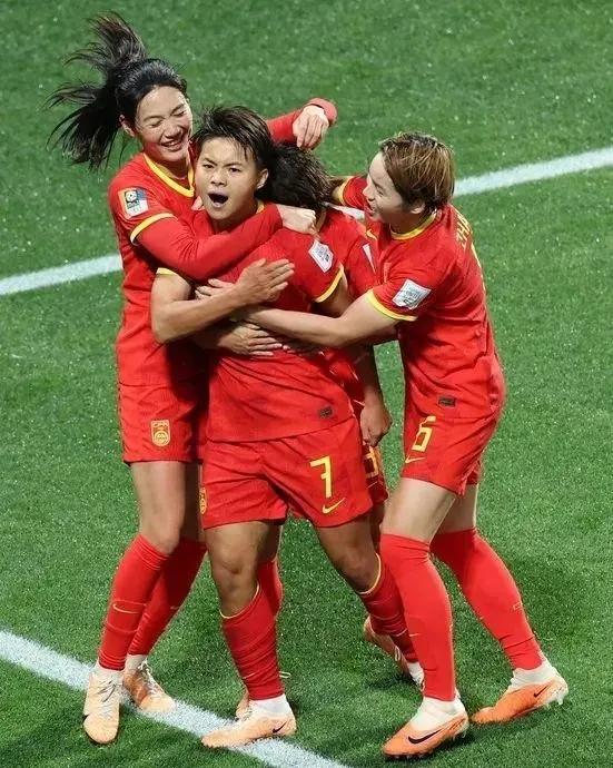 随着女足世界杯小组赛接近尾声，接下来的走势更明显了。

小组赛第三场：
中国女足