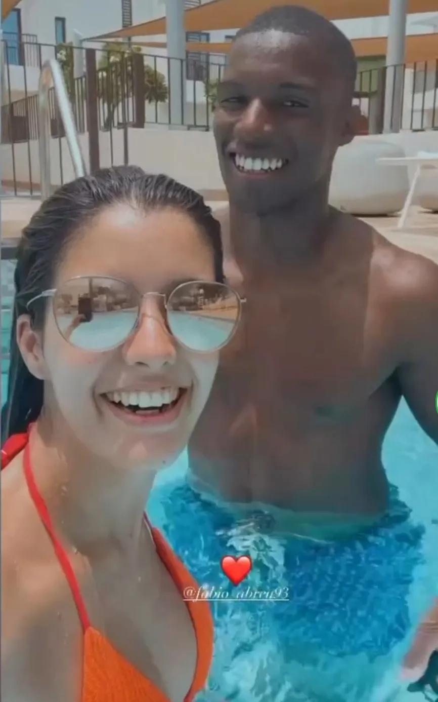 北京国安新外援阿布雷乌和妻子在泳池里的合照，阿布雷乌在黑人里算是帅的，妻子也是个