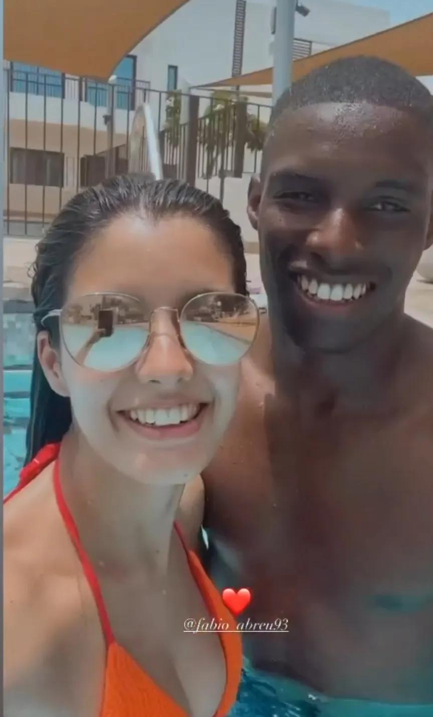 北京国安新外援阿布雷乌和妻子在泳池里的合照，阿布雷乌在黑人里算是帅的，妻子也是个(2)