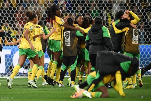 女足世界杯第一黑马！全队靠众筹才参赛，平法国巴西，0丢球晋级(1)