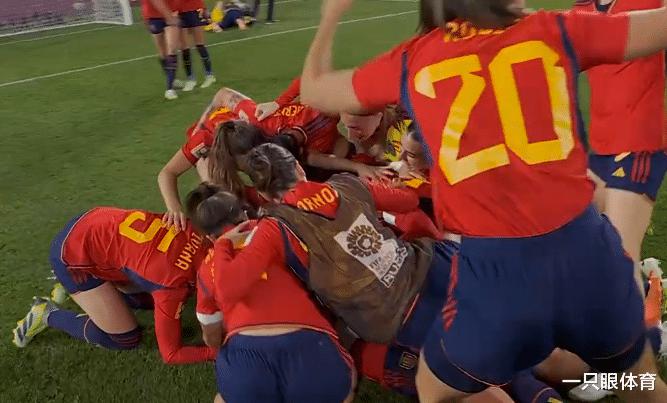 悲喜两重天！西班牙夺冠疯狂庆祝，英格兰门将大哭，队友安慰