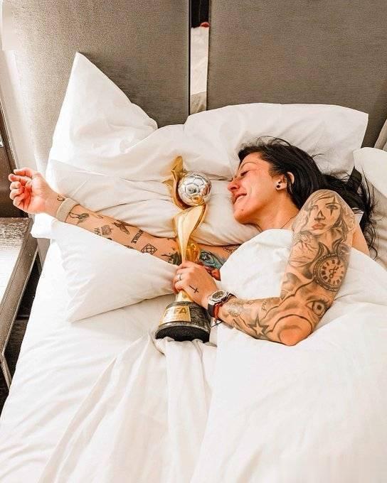 西班牙女足球员埃尔莫索抱着世界杯奖杯入睡，肯定睡得格外香甜！感觉还应该穿一件白色