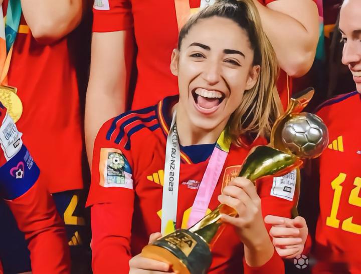 泪目：西班牙女足夺冠功臣赛后哭成泪人
