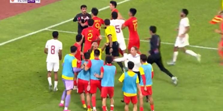 国足亚运队和卡塔尔最后时刻爆发冲突，蒋圣龙和对手双双被罚下！(2)