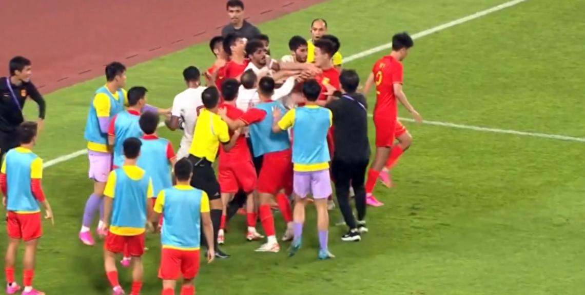 国足亚运队和卡塔尔最后时刻爆发冲突，蒋圣龙和对手双双被罚下！(3)