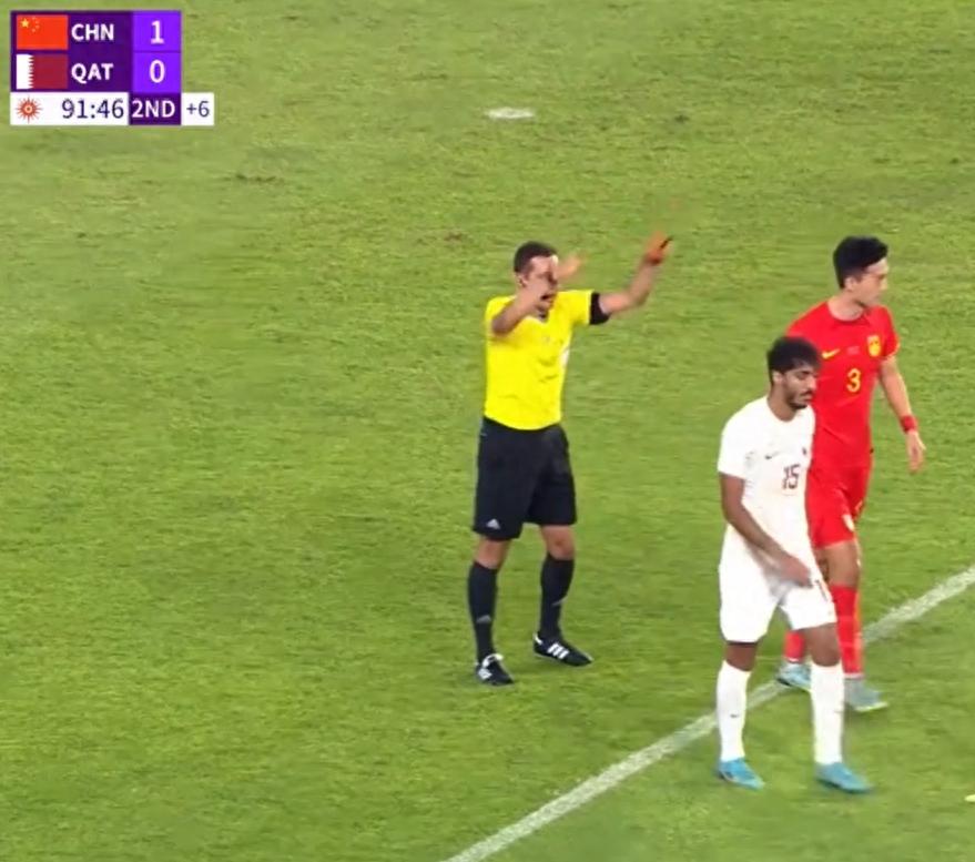 国足亚运队和卡塔尔最后时刻爆发冲突，蒋圣龙和对手双双被罚下！(4)