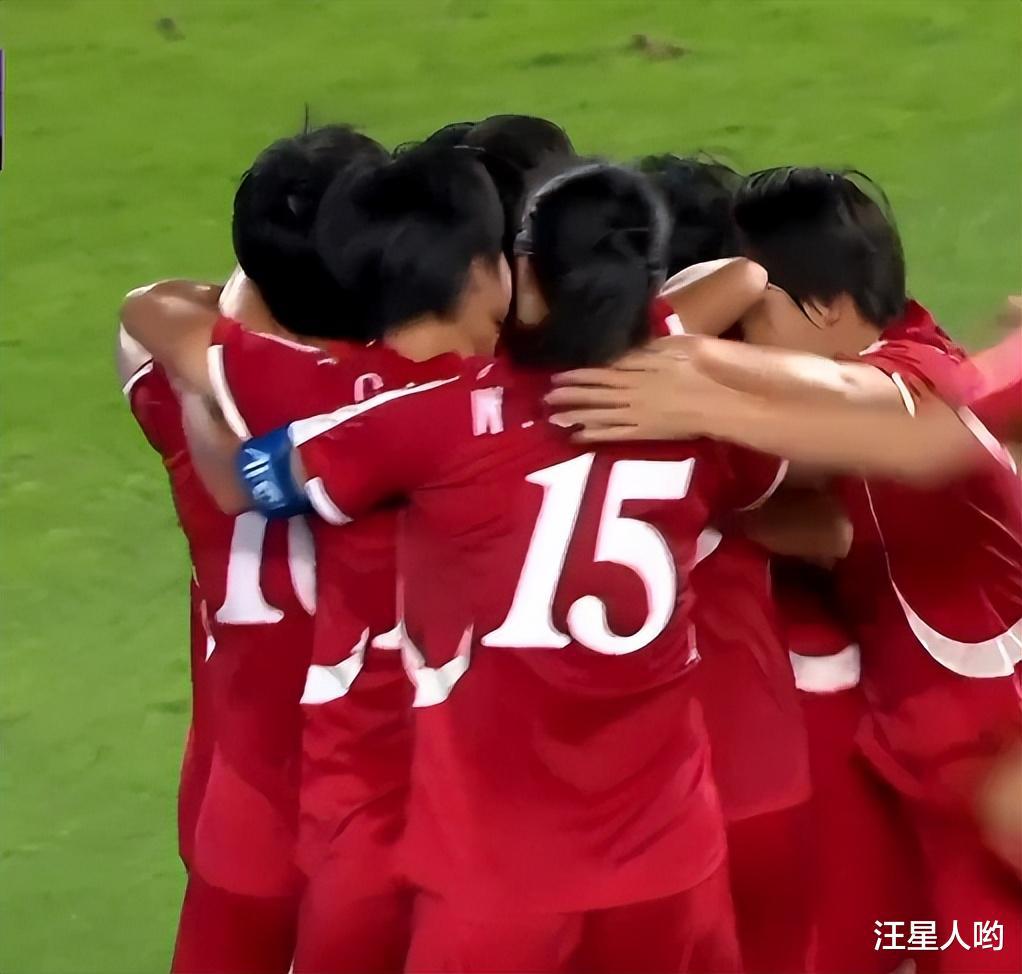 1-1！朝鲜女足太猛了，将日本队按在地上摩擦，美女球迷感动落泪(1)